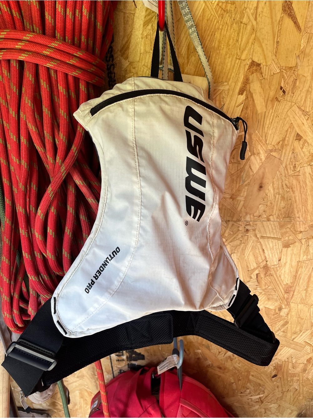 Outlander Pro White Hydration Pack - Men